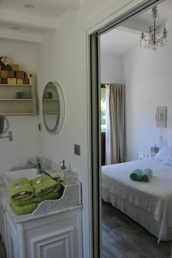Hotel Mas De Rique Saint-Étienne-du-Grès Esterno foto